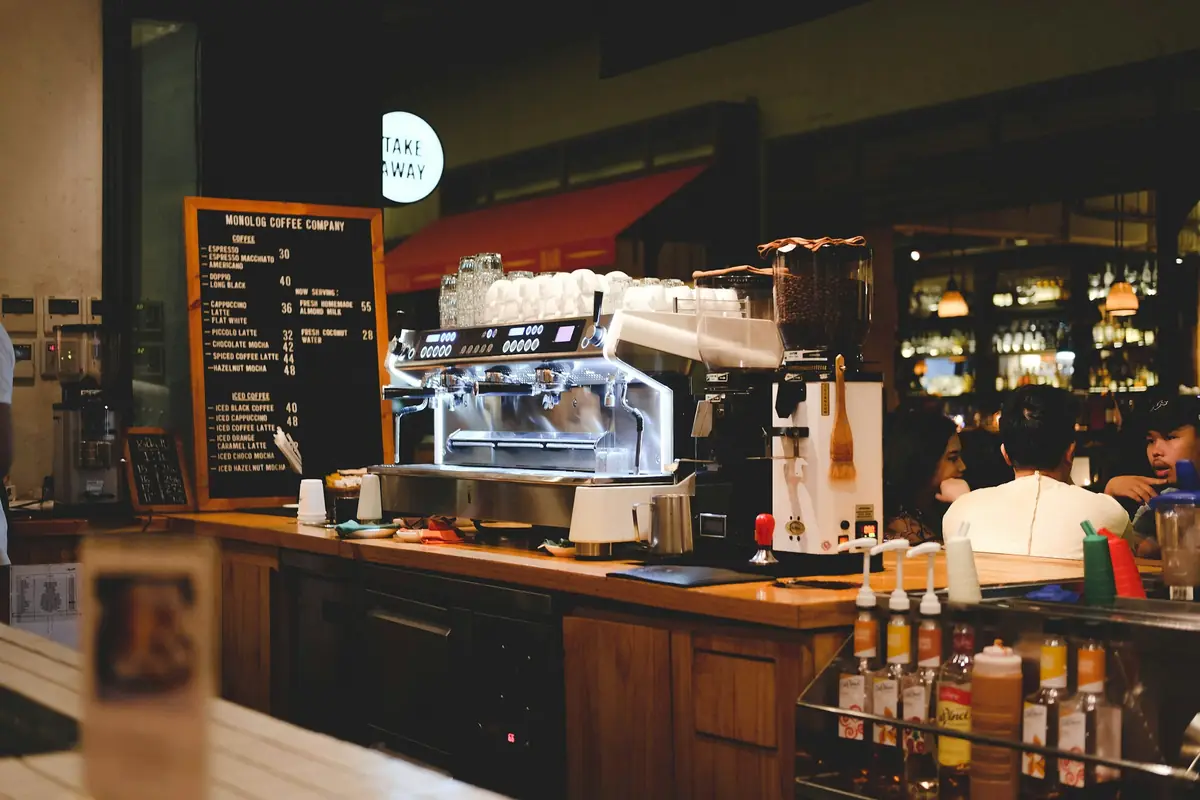 Meja bar kopi dengan mesin espresso